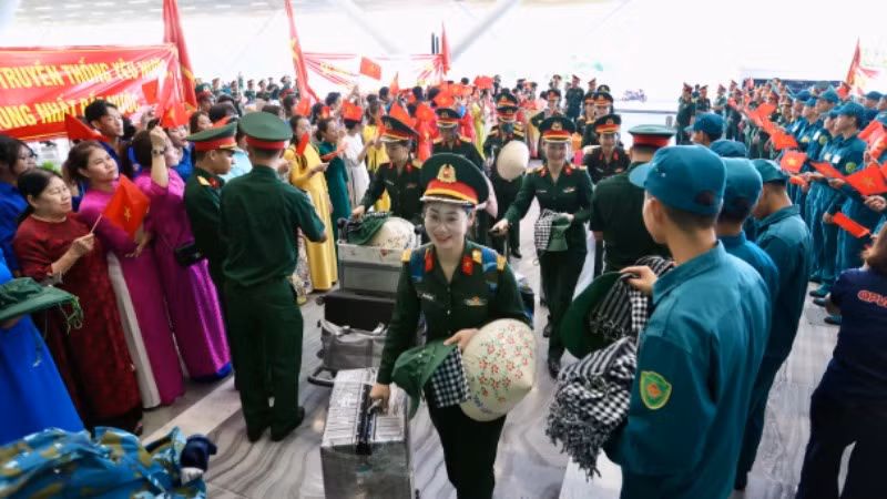 Người dân dành tình cảm nồng ấm tạm biệt các đơn vị tham gia diễu binh, diễu hành trong Đại lễ 30/4.