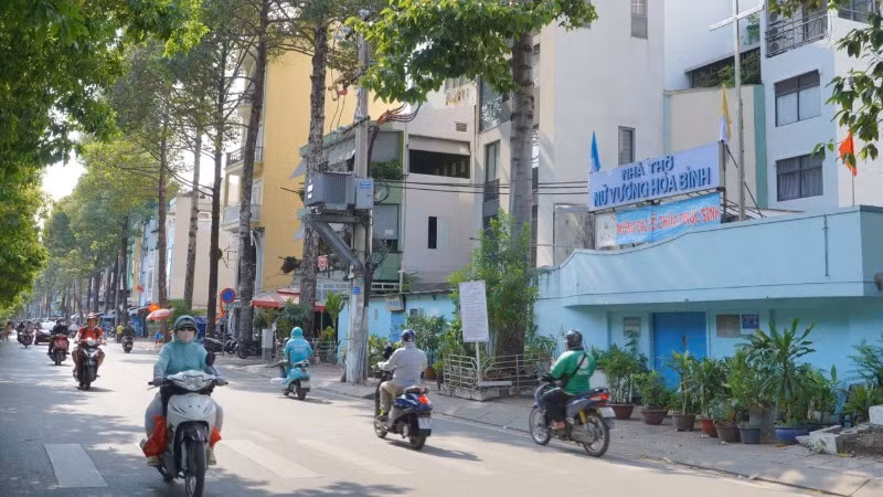 Giáo xứ Nữ vương Hòa Bình, quận Bình Thạnh được nhận hai giấy chứng nhận quyền sử dụng đất, quyền sở hữu tài sản gắn liền với đất. Giáo xứ Nữ vương Hòa Bình, quận Bình Thạnh được nhận hai giấy chứng nhận quyền sử dụng đất, quyền sở hữu tài sản gắn liền với đất.
