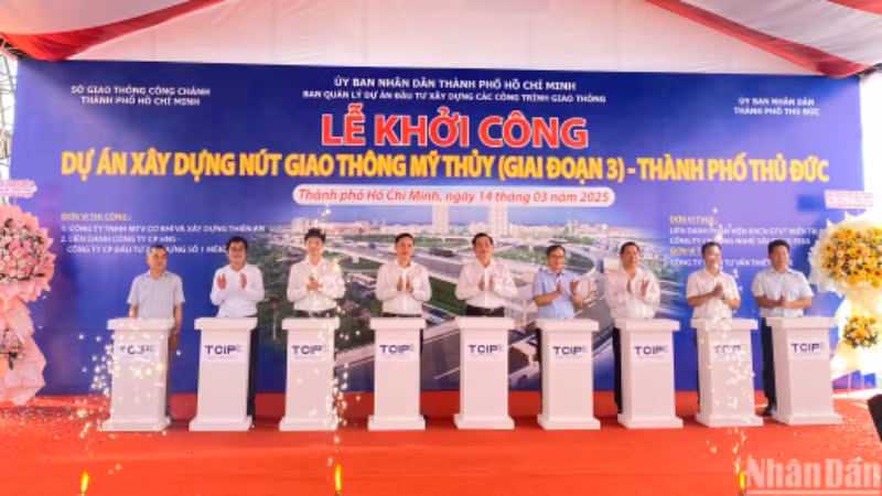 Các đại biểu bấm lệnh khởi công dự án Các đại biểu bấm lệnh khởi công dự án