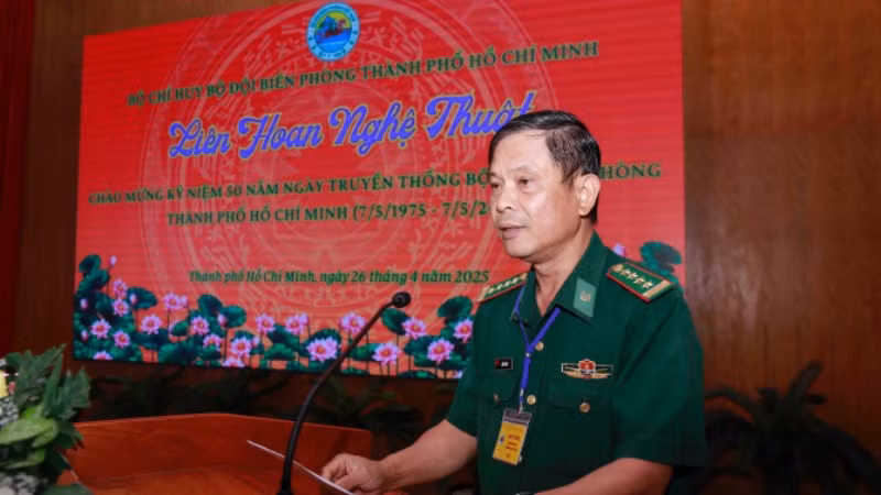 Đại tá Lâm Văn Huy, Chủ nhiệm Chính trị Bộ đội Biên phòng Thành phố Hồ Chí Minh phát biểu tại liên hoan nghệ thuật.