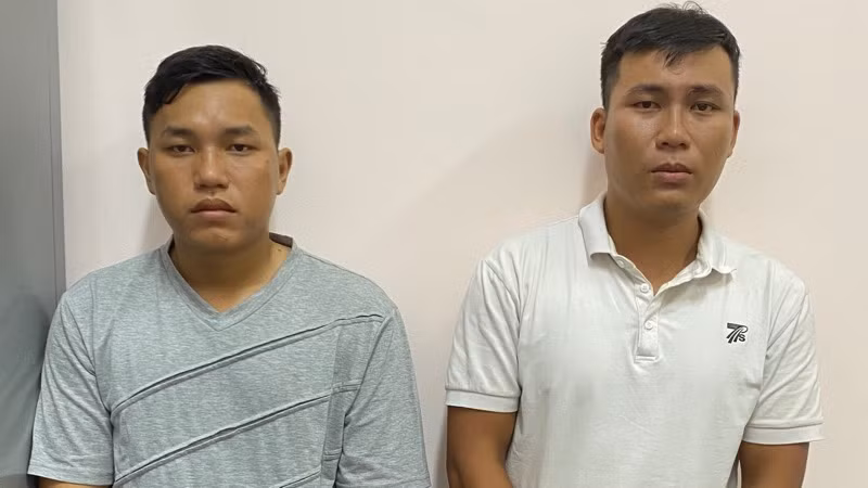 Đối tượng Lê Duy Đông và Lê Duy Đạt tại cơ quan công an. Đối tượng Lê Duy Đông và Lê Duy Đạt tại cơ quan công an.