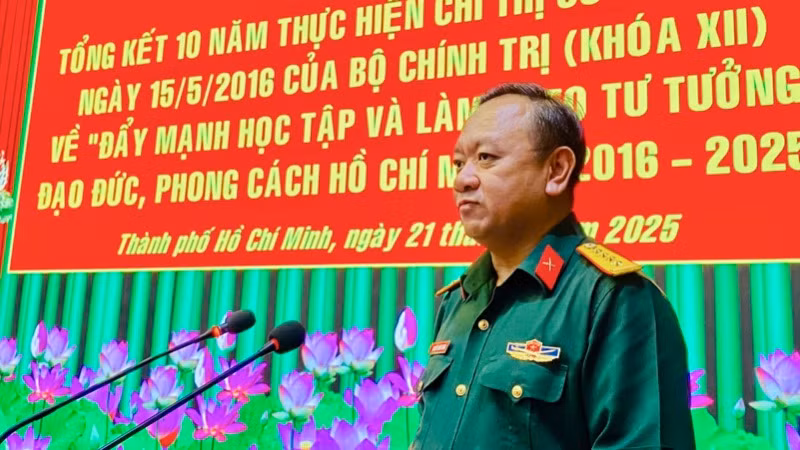 Đại tá Nguyễn Thành Trung, Chính ủy Bộ Tư lệnh Thành phố Hồ Chí Minh phát biểu.