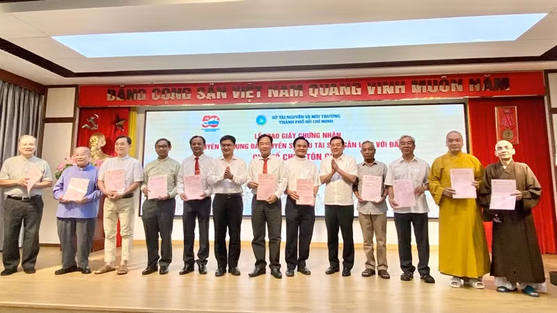 Trao 14 Giấy chứng nhận quyền sử dụng đất, quyền sở hữu tài sản gắn liền với đất cho 10 cơ sở tôn giáo. Trao 14 Giấy chứng nhận quyền sử dụng đất, quyền sở hữu tài sản gắn liền với đất cho 10 cơ sở tôn giáo.