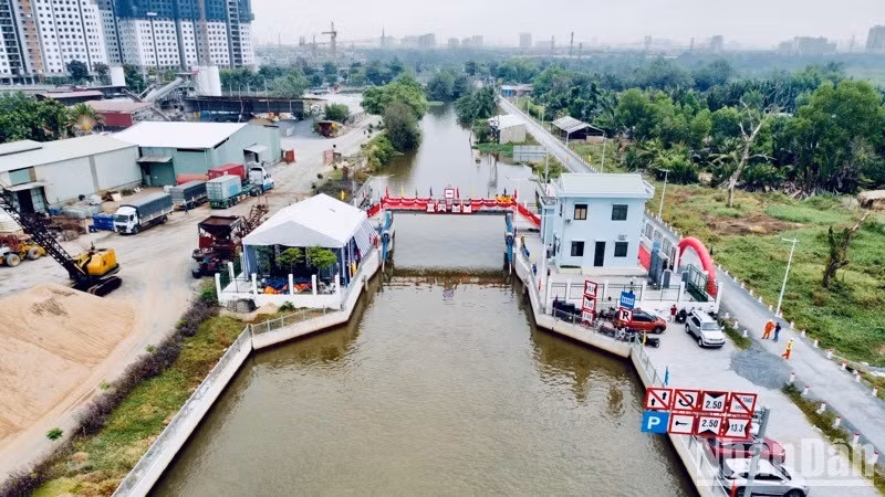 Cống ngăn triều rạch Cầu Sập nhìn từ trên cao.