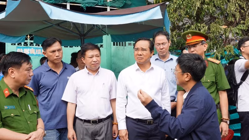 Chủ tịch Ủy ban nhân dân Thành phố Hồ Chí Minh Nguyễn Văn Được kiểm tra hiện trường vụ cháy