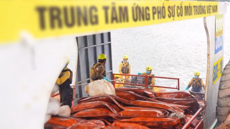 Nhân viên ứng phó sự cố môi trường tập kết trang thiết bị lên tàu chỉ huy.