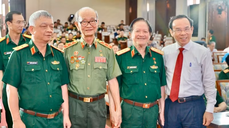 Ủy viên Bộ Chính trị, Bí thư Thành ủy Thành phố Hồ Chí Minh Nguyễn Văn Nên (ngoài cùng bên phải) chụp ảnh lưu niệm cùng đại biểu dự họp mặt.