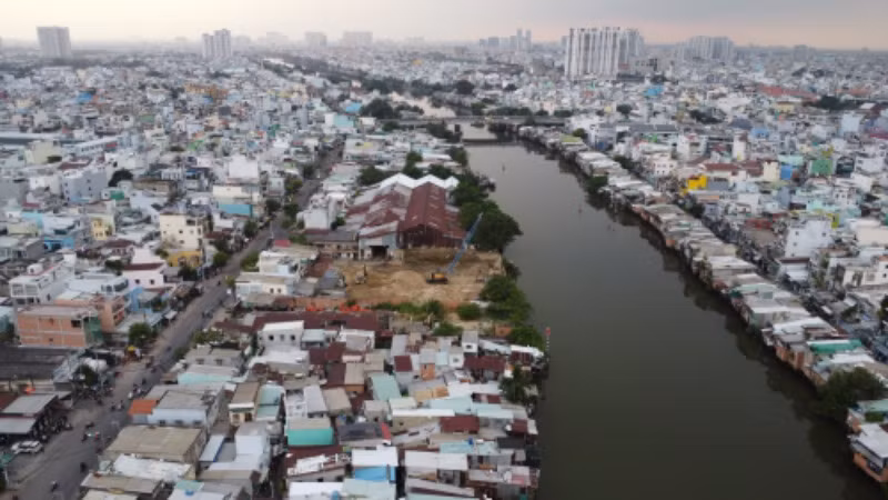Hiện trạng nhà ở ven và trên kênh rạch tại Quận 8.