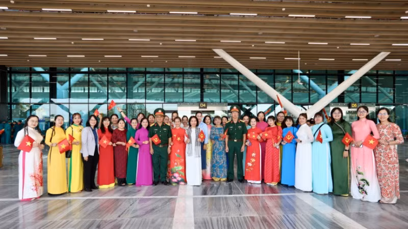 Lãnh đạo Ủy ban nhân dân Thành phố Hồ Chí Minh, Quân khu 7, Bộ Tư lệnh thành phố có mặt tiễn các đoàn về đơn vị công tác.