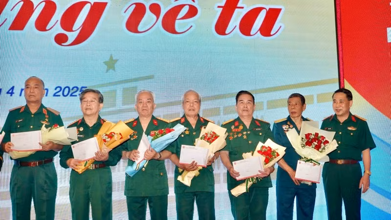 Đại biểu cựu chiến binh nhận tri ân từ chương trình "50 năm toàn thắng về ta". (Ảnh THẾ ANH)