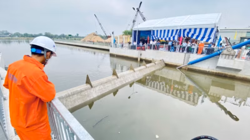 Vận hành cống ngăn triều.