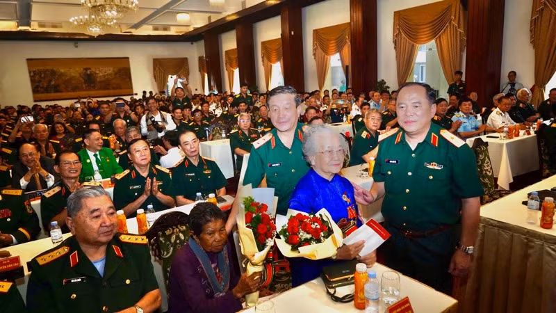 Mẹ Việt Nam Anh hùng dự buổi gặp mặt "50 năm toàn thắng về ta". (Ảnh THẾ ANH)