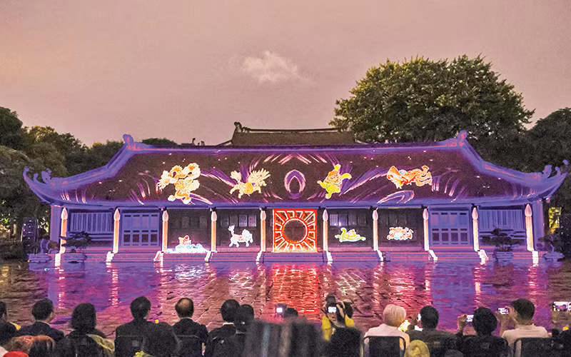 Khách du lịch thích thú tham gia tour đêm tại Văn Miếu-Quốc Tử Giám.