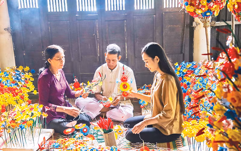 Giữ nghề làm hoa giấy là giữ gìn một nét đẹp văn hóa truyền thống lâu đời của người dân làng Thanh Tiên, đồng thời giúp cho người dân có thêm nguồn thu nhập. Giữ nghề làm hoa giấy là giữ gìn một nét đẹp văn hóa truyền thống lâu đời của người dân làng Thanh Tiên, đồng thời giúp cho người dân có thêm nguồn thu nhập.