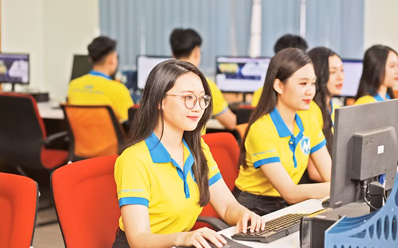 Sinh viên Trường đại học Tài chính-Marketing trong giờ thực hành.