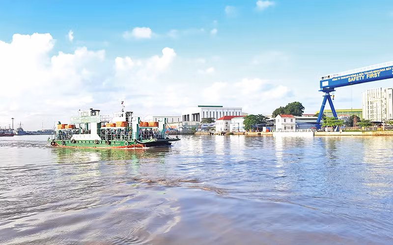 Bến phà Bình Khánh (sông Soài Rạp) kết nối giao thông giữa huyện Nhà Bè với huyện Cần Giờ, Thành phố Hồ Chí Minh.