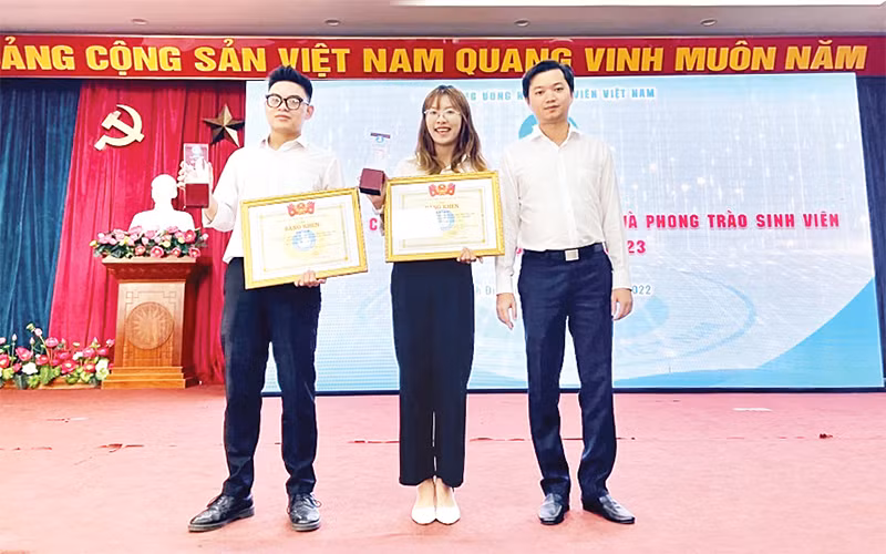 Đại diện dự án “Rule 901”nhận Bằng khen của Trung ương Hội Sinh viên Việt Nam.