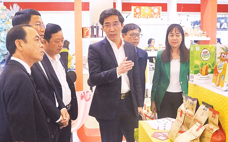 Lãnh đạo thành phố Đà Nẵng cùng các đại biểu tham quan các gian hàng tại hội chợ Xuân. (Ảnh Hoàng Cường)
