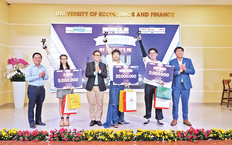 Các thí sinh đạt giải cao nhất ở bảng thi Đại học của cuộc thi “Xây dựng thương hiệu cá nhân” năm 2023. (Ảnh CTV)