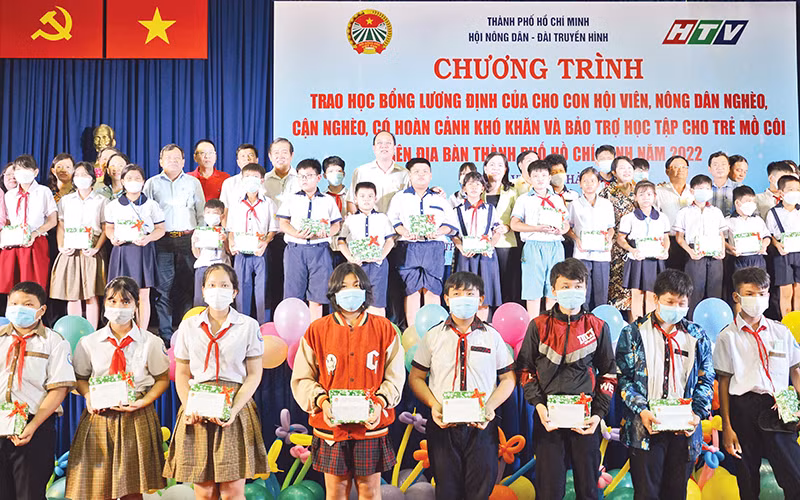 Trao học bổng Lương Định Của cho con hội viên, nông dân nghèo, khó khăn.