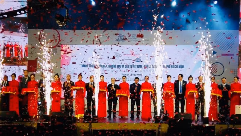 Nghi thức cắt băng khai mạc sự kiện.