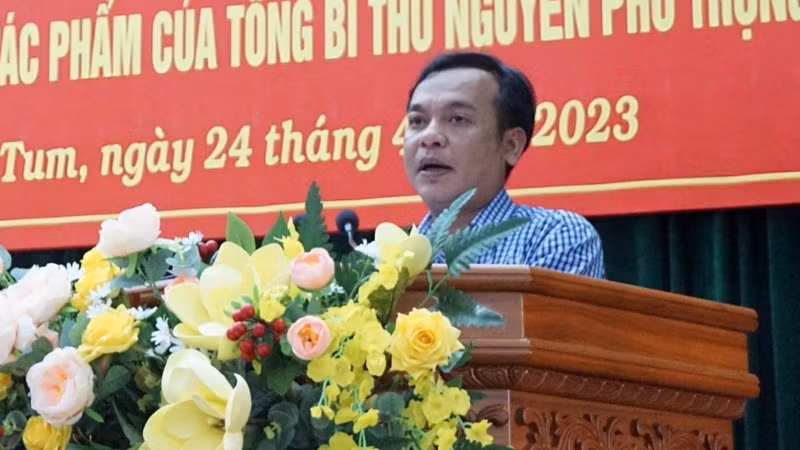 Đồng chí U Huấn, Ủy viên dự khuyết Trung ương Đảng, Trưởng Ban Nội chính Tỉnh ủy, Trưởng đoàn đại biểu Quốc hội tỉnh Kon Tum báo cáo sinh hoạt chính trị, tư tưởng về tác phẩm của Tổng Bí thư.
