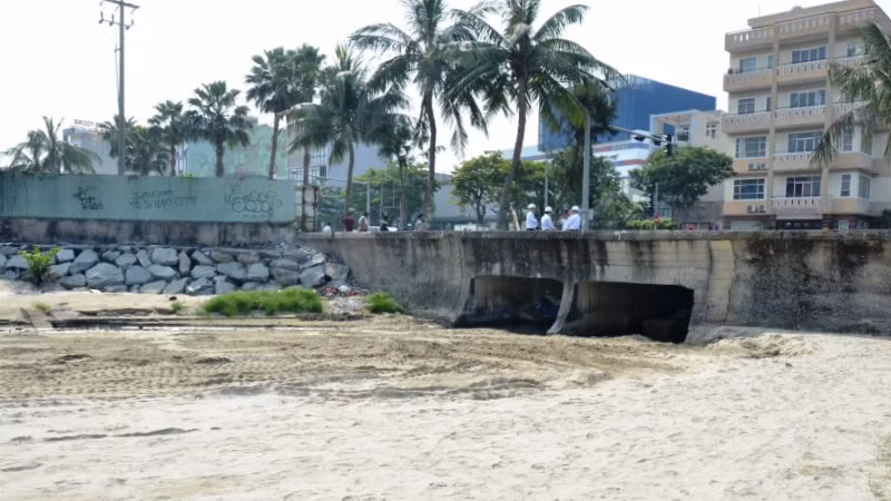 Cống thoát nước mưa trên đường Nguyễn Tất Thành.