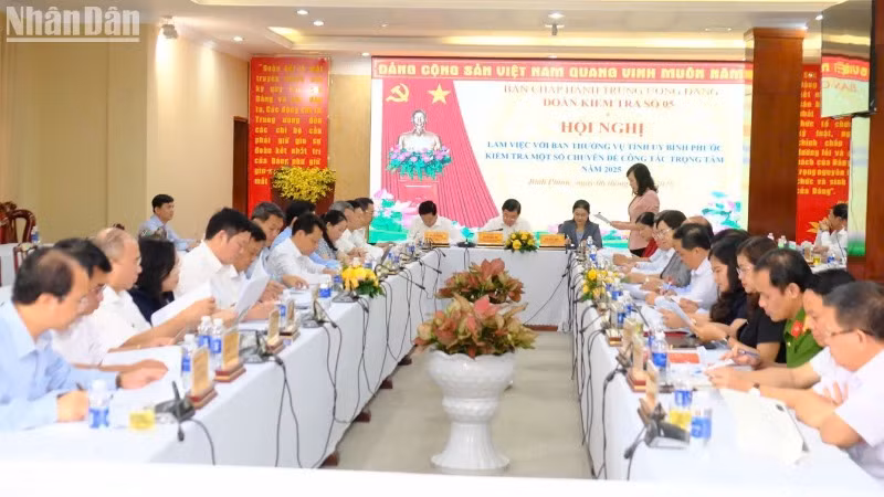 Các đại biểu dự buổi làm việc với Đoàn kiểm tra số 5 của Bộ Chính trị.