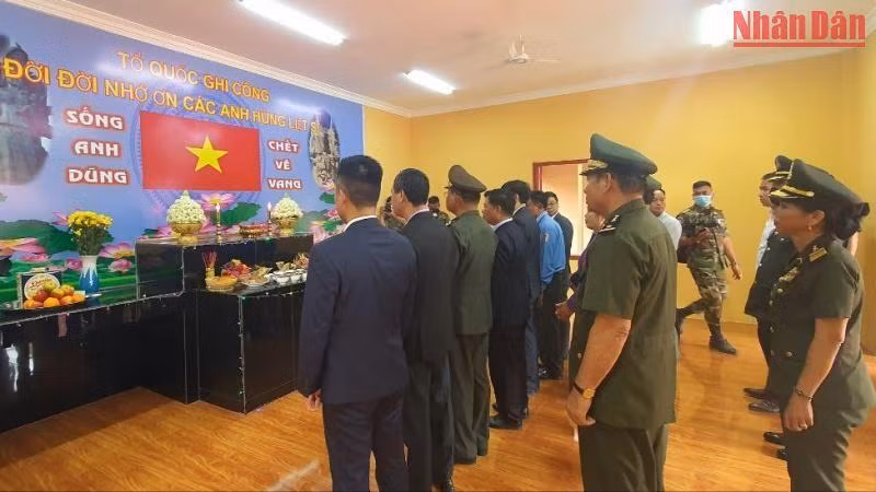 Tưởng nhớ các liệt sĩ quân tình nguyện Việt Nam hy sinh vì nền độc lập tự do của đất nước Campuchia.