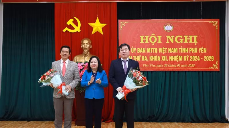 Đồng chí Cao Thị Hòa An, Phó Bí thư Thường trực Tỉnh ủy, Chủ tịch HĐND tỉnh Phú Yên tặng hoa chúc mừng các đồng chí : Trần Hữu Thế và Phạm Văn Bảy.