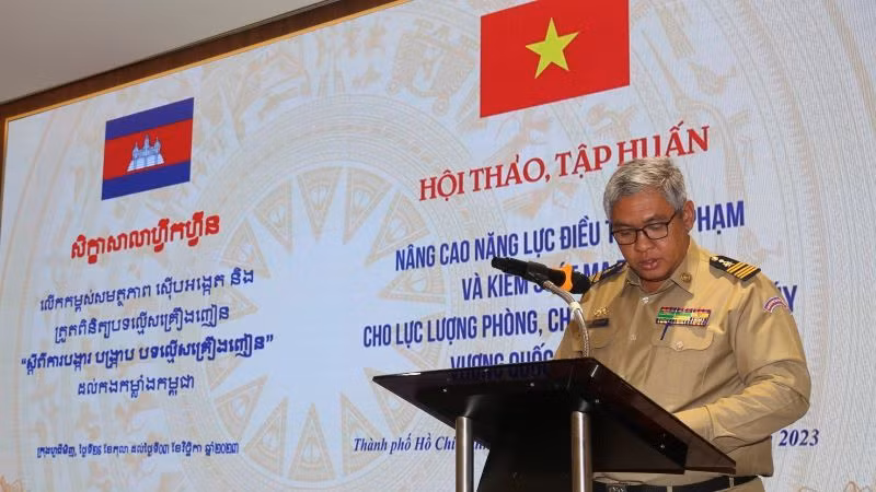 Phó Cục trưởng Cục Thực thi pháp luật, Văn phòng Ủy ban quốc gia phòng, chống ma túy Vương quốc Campuchia (NACD), Đại tá Mom Kirisocheat phát biểu tại Hội thảo.