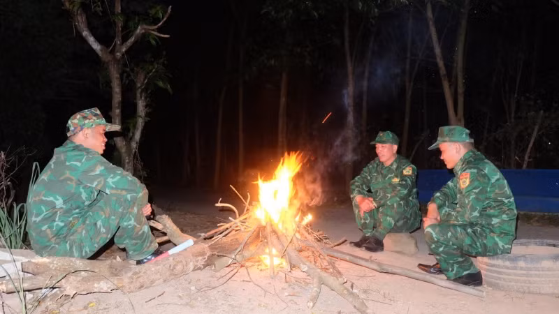 Phút nghỉ ngơi sau buổi tuần tra trên tuyến biên giới của các chiến sĩ Đồn Biên phòng cửa khẩu quốc tế Lao Bảo.