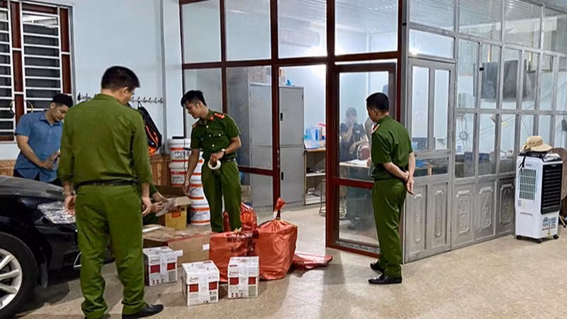 Khám xét nơi làm việc của Nguyễn Văn Sáu và Nguyễn Thị Hoa. Khám xét nơi làm việc của Nguyễn Văn Sáu và Nguyễn Thị Hoa.