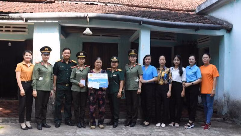 Các tổ chức, đoàn thể tặng quà và sổ tiết kiệm cho gia đình thương binh Lê Văn Thoàn, xã Hòa Nhơn, huyện Hòa Vang, TP Đà Nẵng.