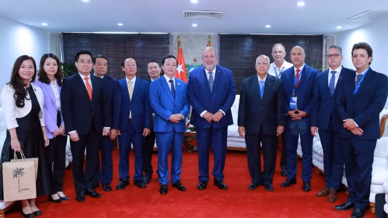 Phó Thủ tướng Trần Hồng Hà và Thủ tướng Cuba Manuel Marrero Cruz chụp ảnh chung với các đại biểu.