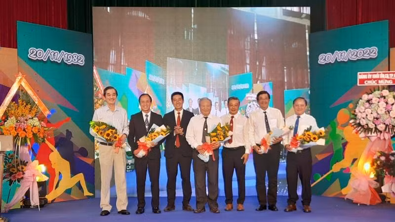 Lãnh đạo Trường đại học Sư phạm thể dục thể thao Thành phố Hồ Chí Minh tặng hoa tri ân cho nguyên lãnh đạo nhà trường qua các thời kỳ.