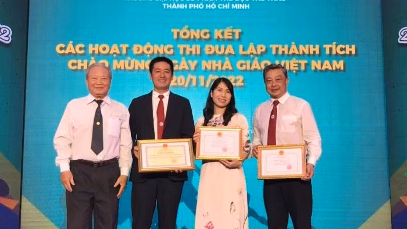 Các cá nhân Trường đại học Sư phạm thể dục-thể thao Thành phố Hồ Chí Minh vinh dự nhận Bằng khen tại lễ kỷ niệm 40 năm Ngày Nhà giáo Việt Nam.
