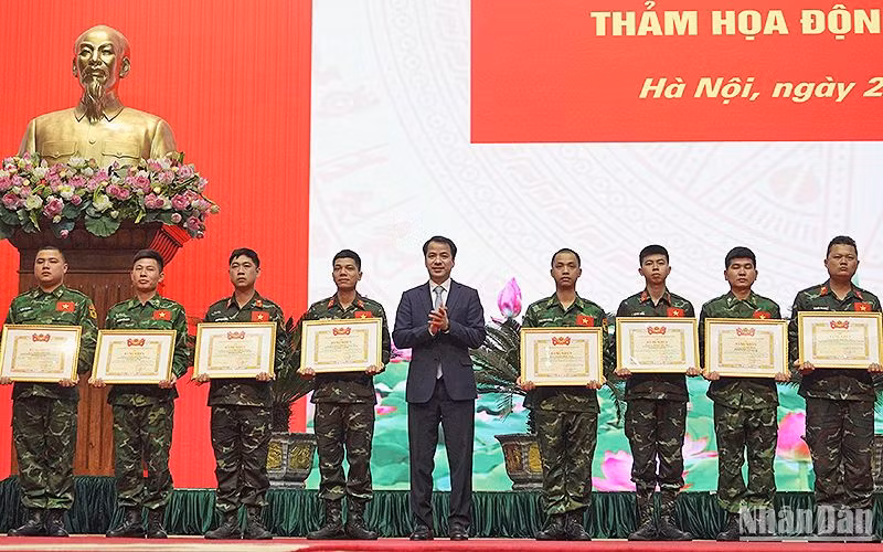 Bí thư Trung ương Đoàn Thanh niên Cộng sản Hồ Chí Minh Ngô Văn Cương trao Bằng khen của Trung ương Đoàn tặng các sĩ quan, chiến sĩ trẻ trong Đoàn công tác. Bí thư Trung ương Đoàn Thanh niên Cộng sản Hồ Chí Minh Ngô Văn Cương trao Bằng khen của Trung ương Đoàn tặng các sĩ quan, chiến sĩ trẻ trong Đoàn công tác.