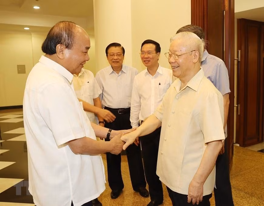 Tổng Bí thư Nguyễn Phú Trọng với các đồng chí trong Bộ Chính trị, Ban Bí thư dự cuộc họp. (Ảnh: Trí Dũng/TTXVN)