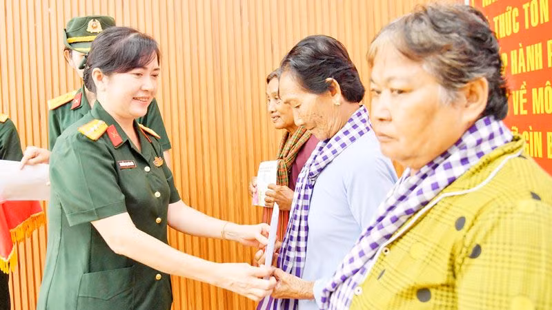 Tặng quà cho phụ nữ có hoàn cảnh khó khăn huyện Hòn Đất. Tặng quà cho phụ nữ có hoàn cảnh khó khăn huyện Hòn Đất.