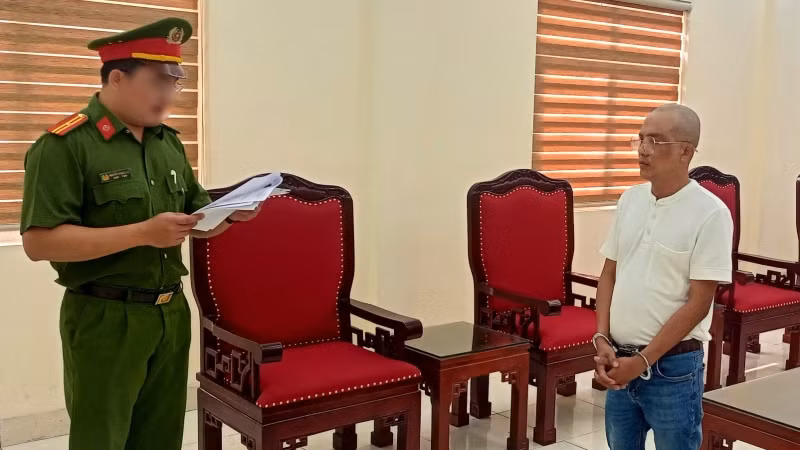 Cơ quan điều tra đọc lệnh bắt Bùi Vinh Tuấn.
