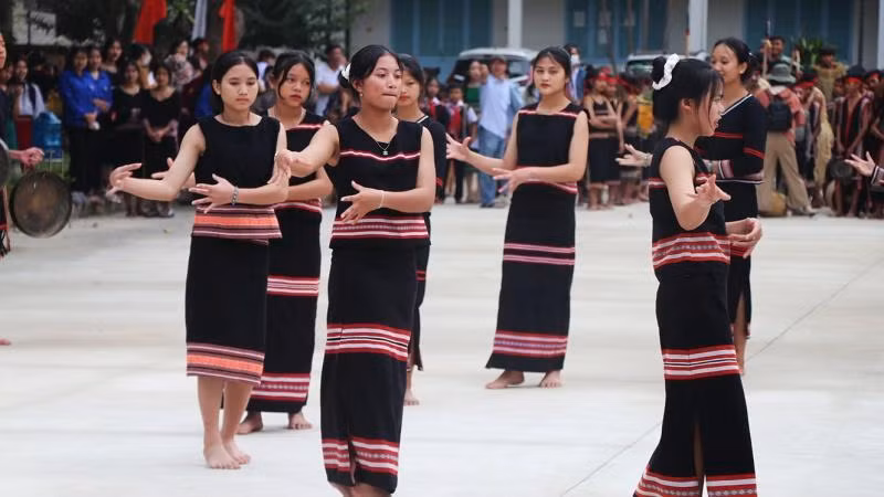 Các em học sinh dân tộc thiểu số tỉnh Kon Tum trình diễn cồng chiêng, múa xoang. Các em học sinh dân tộc thiểu số tỉnh Kon Tum trình diễn cồng chiêng, múa xoang.