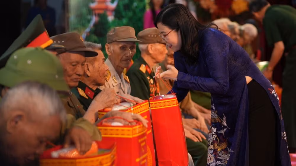 Đồng chí Nguyễn Thanh Hải, Ủy viên Trung ương Đảng, Bí thư Tỉnh ủy, Trưởng Đoàn đại biểu Quốc hội tỉnh Thái Nguyên trao tặng các chiến sĩ Điện Biên.
