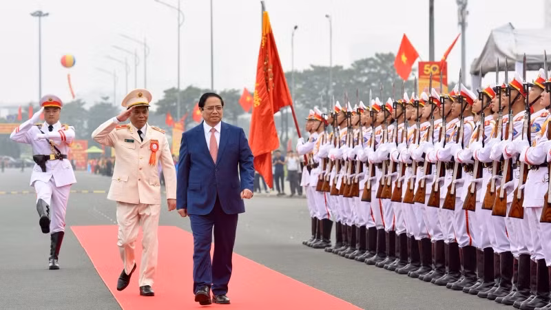 Thủ tướng Phạm Minh Chính duyệt Đội danh dự Công an nhân dân Việt Nam. (Ảnh: Trần Hải)