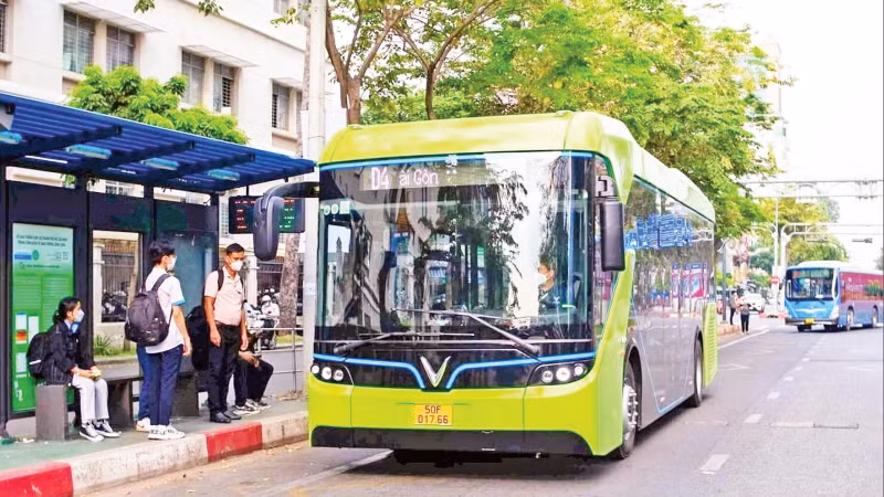 Xe buýt điện do VinBus đầu tư, vận hành thân thiện với hành khách, tạo bộ mặt giao thông văn minh và hiện đại.