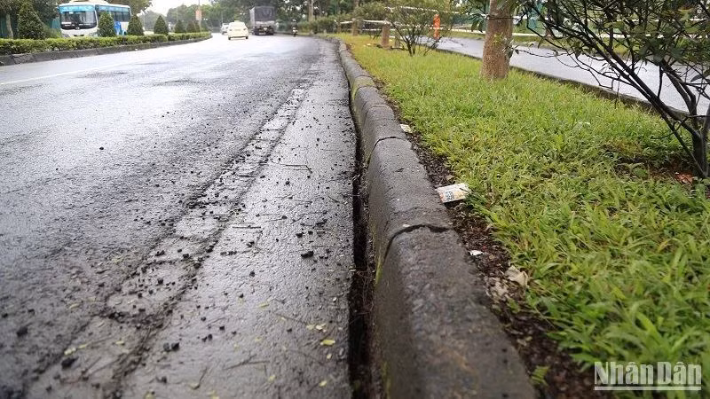 Giao thông trên đường Hồ Chí Minh đoạn qua vị trí sụt lún tại thành phố Gia Nghĩa vẫn được bảo đảm thông suốt. Giao thông trên đường Hồ Chí Minh đoạn qua vị trí sụt lún tại thành phố Gia Nghĩa vẫn được bảo đảm thông suốt.
