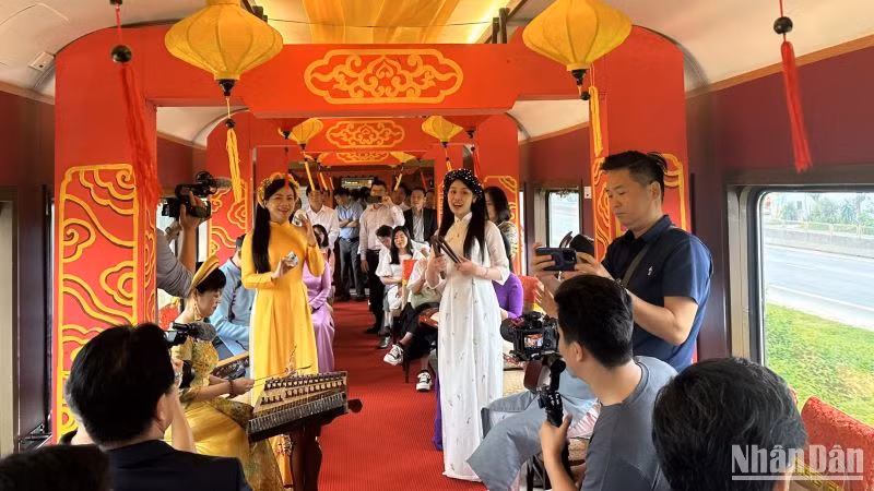 Đoàn tàu "Di sản miền trung" khai thác mới đây. Đoàn tàu "Di sản miền trung" khai thác mới đây.