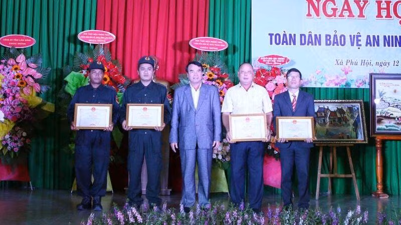 Lãnh đạo UBND tỉnh Lâm Đồng trao Bằng khen tặng các tập thể, cá nhân đạt thành tích trong phong trào toàn dân bảo vệ an ninh Tổ quốc.