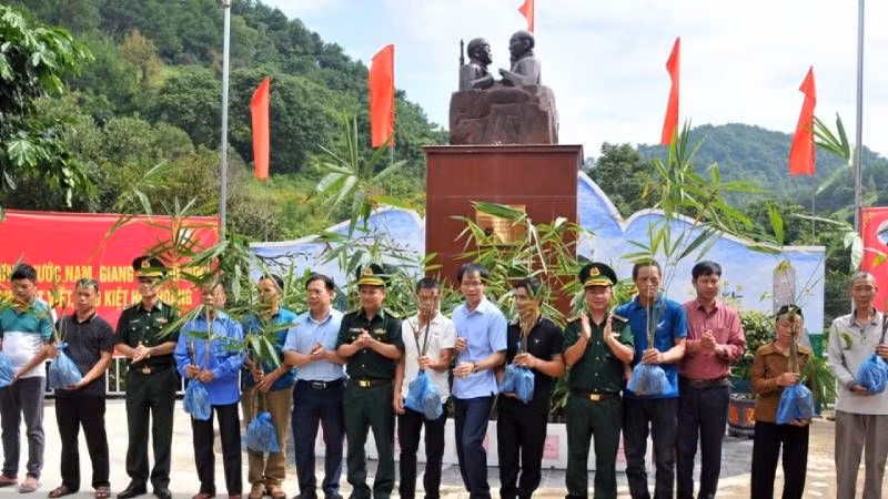 Cán bộ, chiến sĩ Đồn biên phòng Ba Sơn, Cao Lộc (Lạng Sơn), trao tặng giống cây tre Bát độ cho bà con xã Cao Lâu (Cao Lộc).