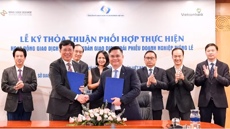 Ông Nguyễn Thanh Tùng, Tổng Giám đốc Vietcombank (bên phải) và ông Dương Văn Thanh, Tổng Giám đốc VSDC ký kết thỏa thuận phối hợp.